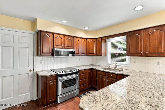 1118 Blackthorn Rd, Louisville, KY 40299