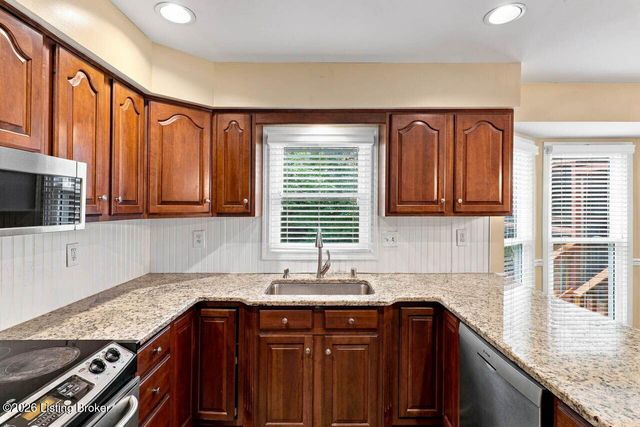 1118 Blackthorn Rd, Louisville, KY 40299