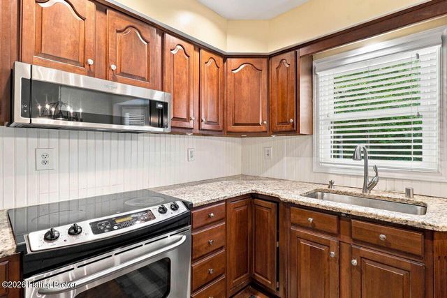 1118 Blackthorn Rd, Louisville, KY 40299