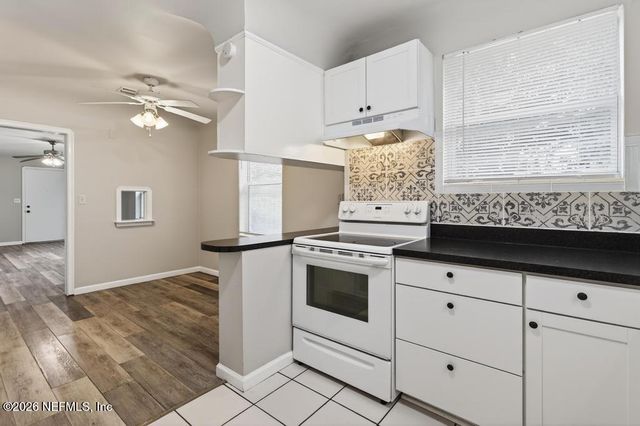 1954 BURKHOLDER Circle E, Jacksonville, FL 32216