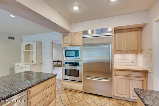 12 Lakeridge Drive, Matawan, NJ 07747