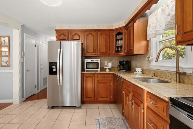 9 Parker Rd, Groveland, MA 01834