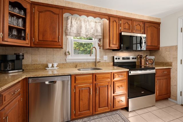 9 Parker Rd, Groveland, MA 01834