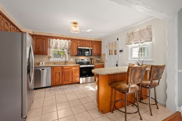 9 Parker Rd, Groveland, MA 01834