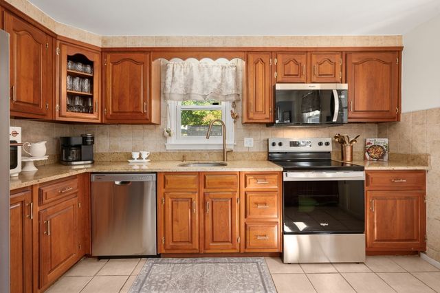 9 Parker Rd, Groveland, MA 01834