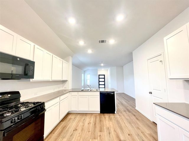 305 Milliner LOOP, Hutto, TX 78634