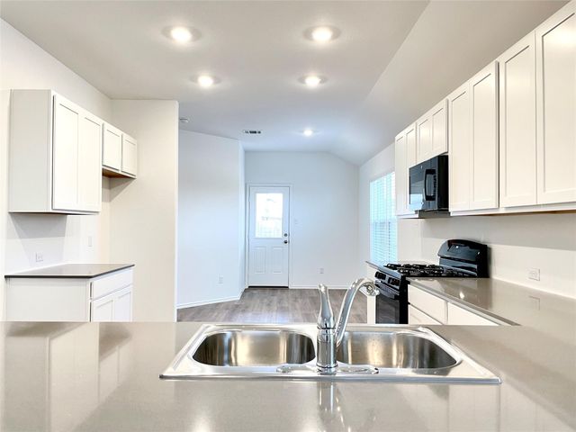 305 Milliner LOOP, Hutto, TX 78634