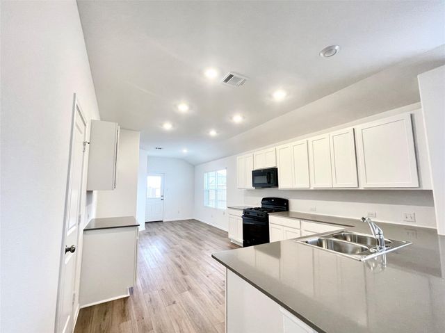 305 Milliner LOOP, Hutto, TX 78634