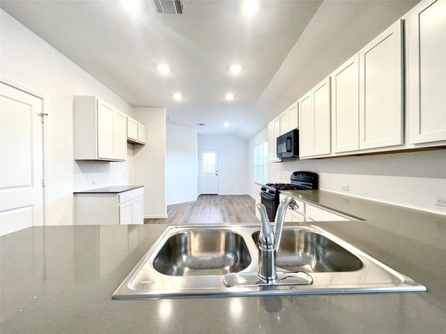 305 Milliner LOOP, Hutto, TX 78634