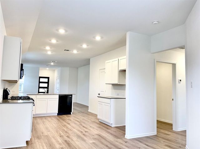 305 Milliner LOOP, Hutto, TX 78634