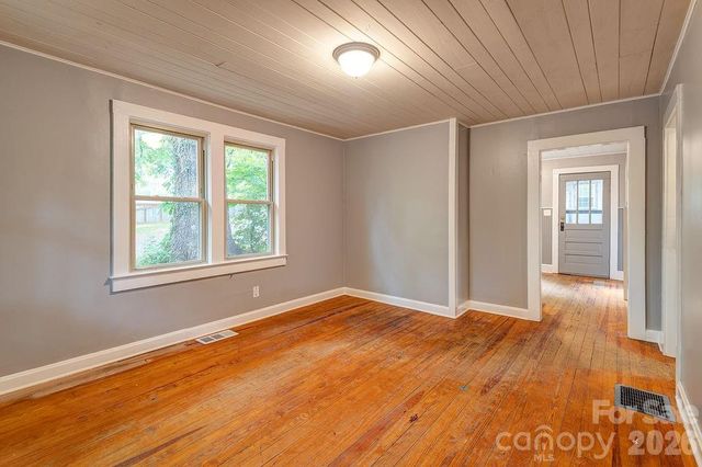 1 Narbeth Road, Asheville, NC 28806