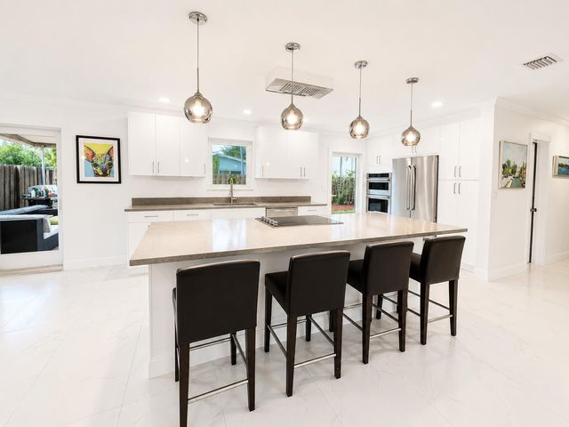 301 NW 26th Court, Wilton Manors, FL 33311