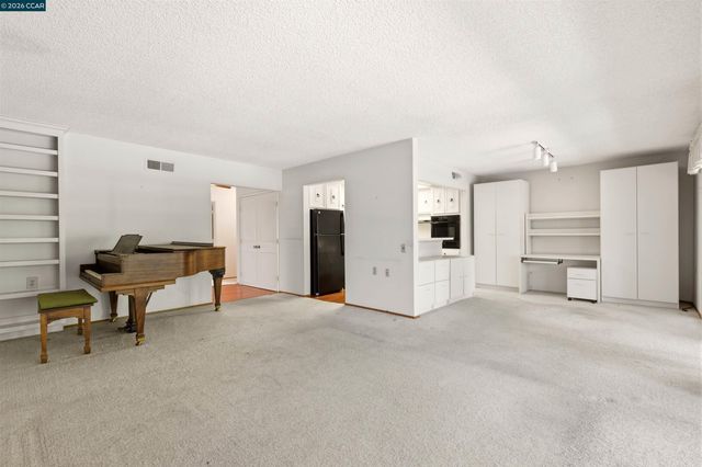 1400 Ptarmigan Dr 5, Walnut Creek, CA 94595