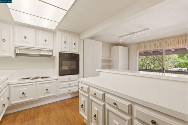 1400 Ptarmigan Dr 5, Walnut Creek, CA 94595