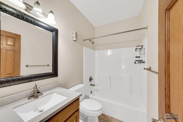 6651 WELLINGTON DR, Rapid City, SD 57702