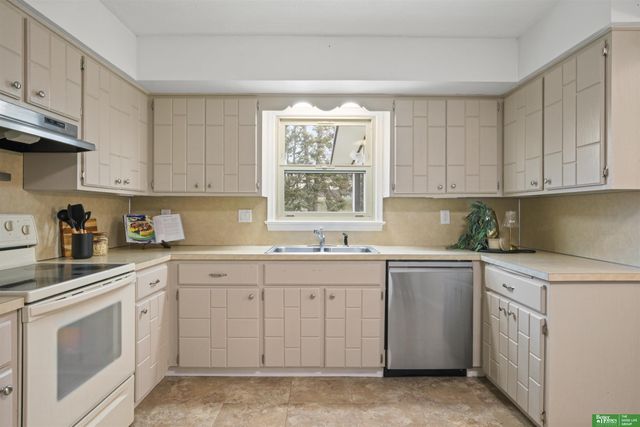 6023 N 110th Circle, Omaha, NE 68164