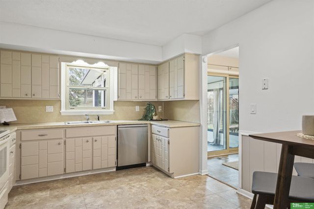 6023 N 110th Circle, Omaha, NE 68164