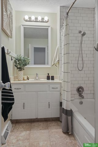 6023 N 110th Circle, Omaha, NE 68164