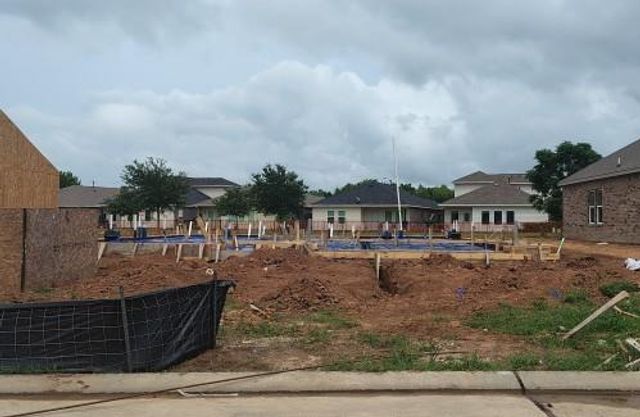 119 Water Grass Trail, Clute, TX 77531
