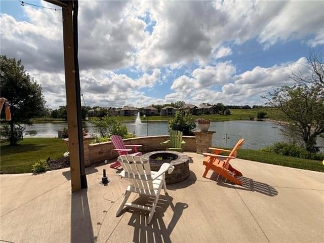 9174 Cottonwood Canyon Drive, Lenexa, KS 66219