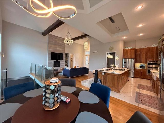9174 Cottonwood Canyon Drive, Lenexa, KS 66219