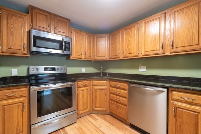 110 Ridgefield Cir D, Clinton, MA 01510