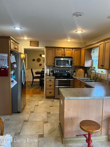 4900 S Woodland Dr, Radcliff, KY 40160