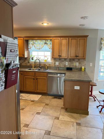 4900 S Woodland Dr, Radcliff, KY 40160