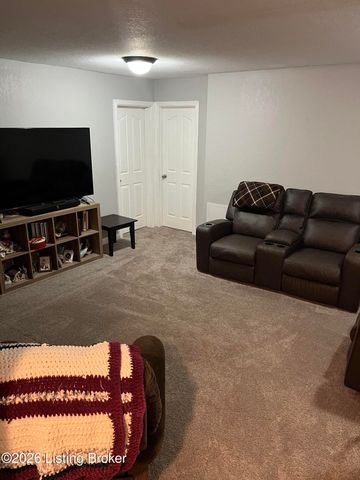 4900 S Woodland Dr, Radcliff, KY 40160