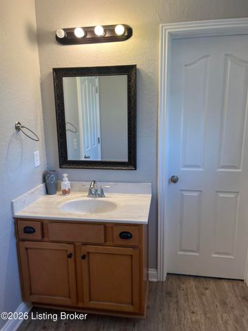 4900 S Woodland Dr, Radcliff, KY 40160