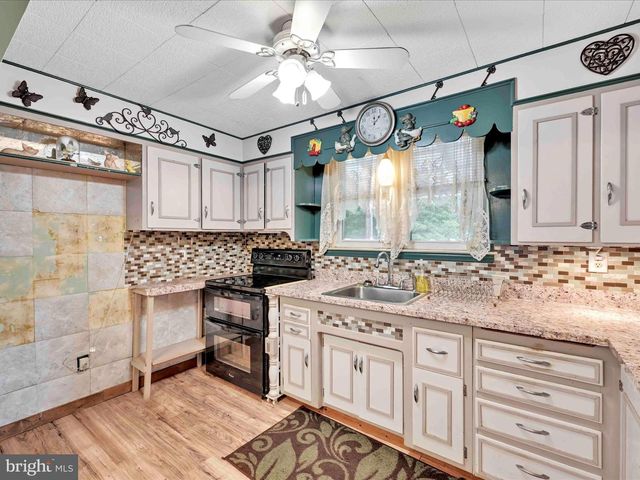 37 SEYMOUR DR, Myerstown, PA 17067