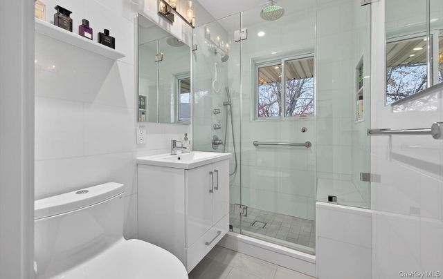 1 Toms Point Lane 2A, Port Washington, NY 11050