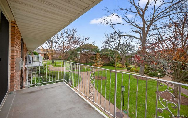 1 Toms Point Lane 2A, Port Washington, NY 11050