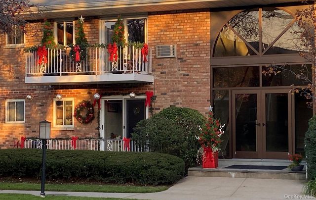 1 Toms Point Lane 2A, Port Washington, NY 11050