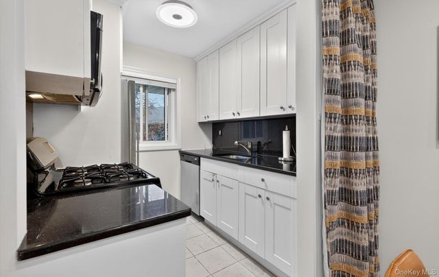 1 Toms Point Lane 2A, Port Washington, NY 11050