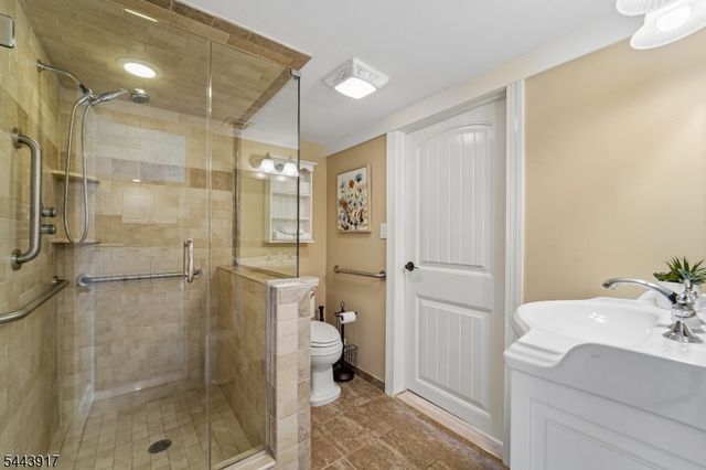 1050 Pines Lake Dr, Wayne Twp., NJ 07470