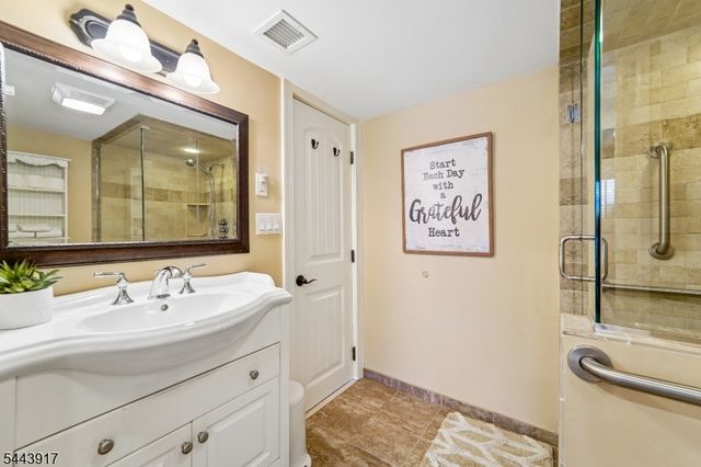 1050 Pines Lake Dr, Wayne Twp., NJ 07470