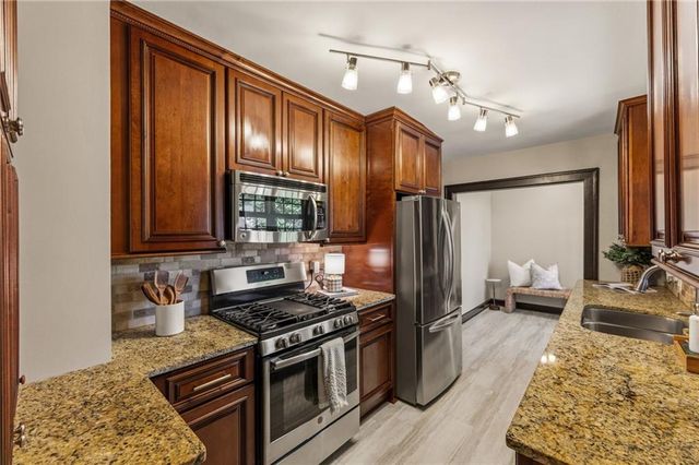 302 E 66th Terrace, Kansas City, MO 64113