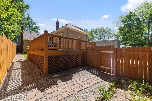 302 E 66th Terrace, Kansas City, MO 64113