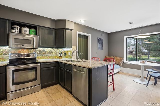 4145 Cumberland Ct, Commerce Twp, MI 48390