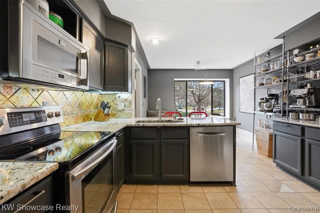 4145 Cumberland Ct, Commerce Twp, MI 48390