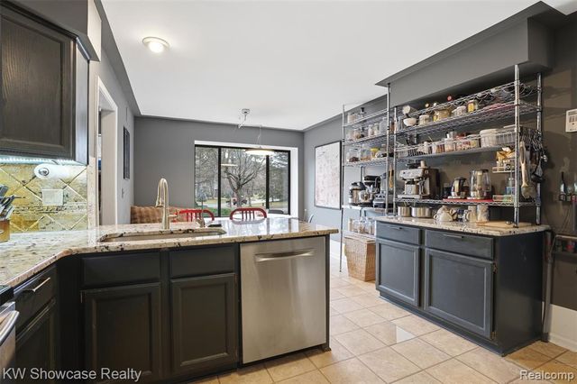 4145 Cumberland Ct, Commerce Twp, MI 48390