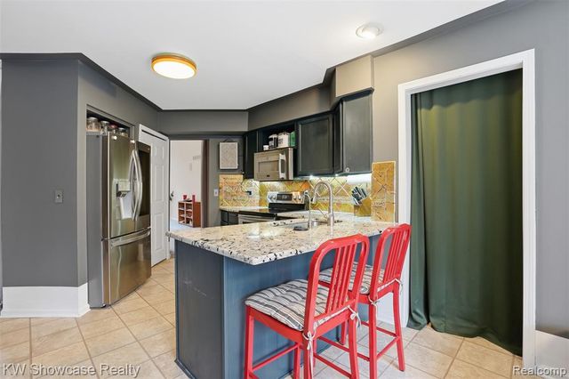 4145 Cumberland Ct, Commerce Twp, MI 48390