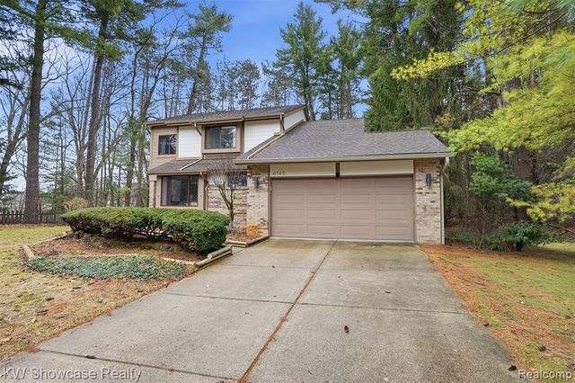 4145 Cumberland Ct, Commerce Twp, MI 48390