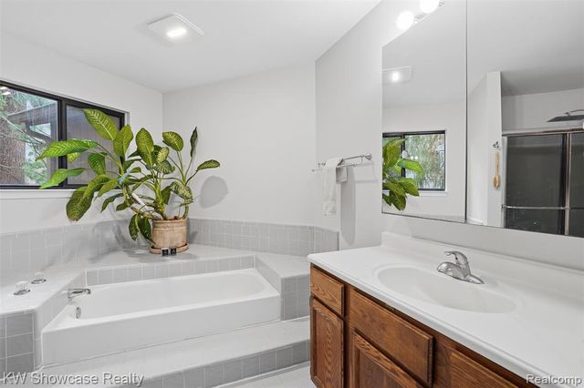 4145 Cumberland Ct, Commerce Twp, MI 48390