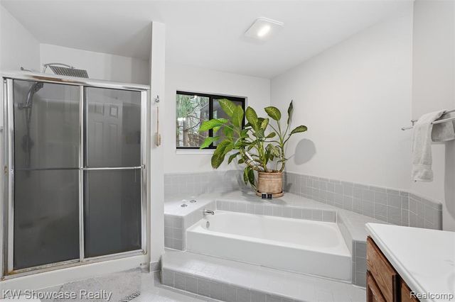 4145 Cumberland Ct, Commerce Twp, MI 48390