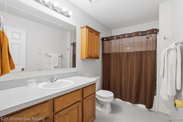 4145 Cumberland Ct, Commerce Twp, MI 48390