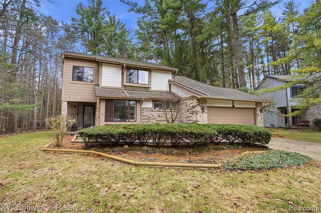 4145 Cumberland Ct, Commerce Twp, MI 48390