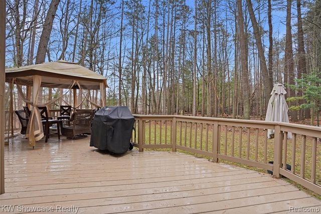 4145 Cumberland Ct, Commerce Twp, MI 48390