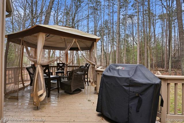 4145 Cumberland Ct, Commerce Twp, MI 48390